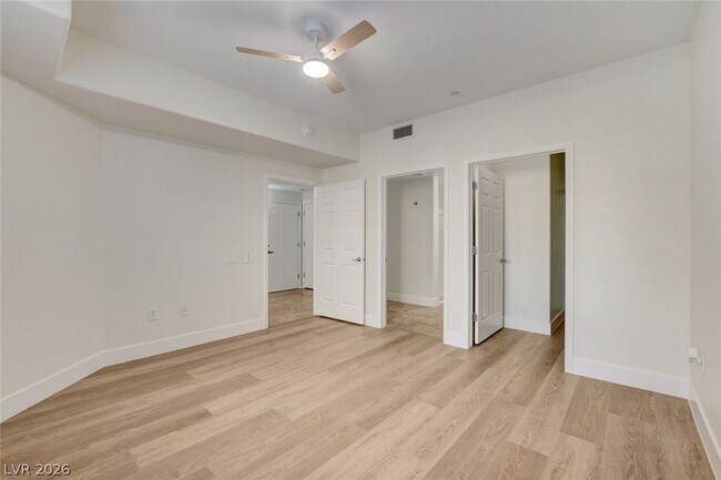 Building Photo - 6868 Sky Pointe Dr