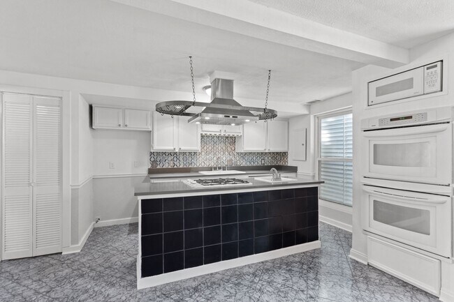 Building Photo - 611 Church St