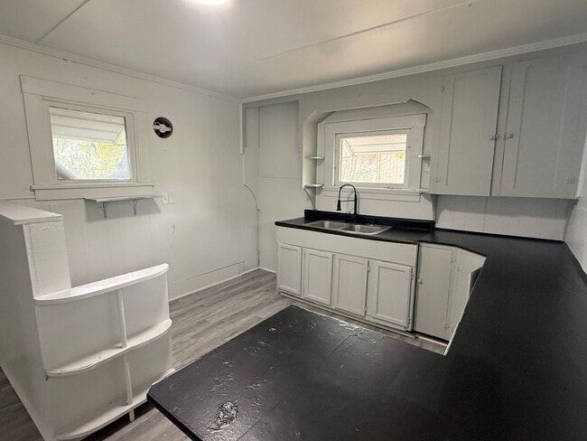 Building Photo - 307 Andrew St