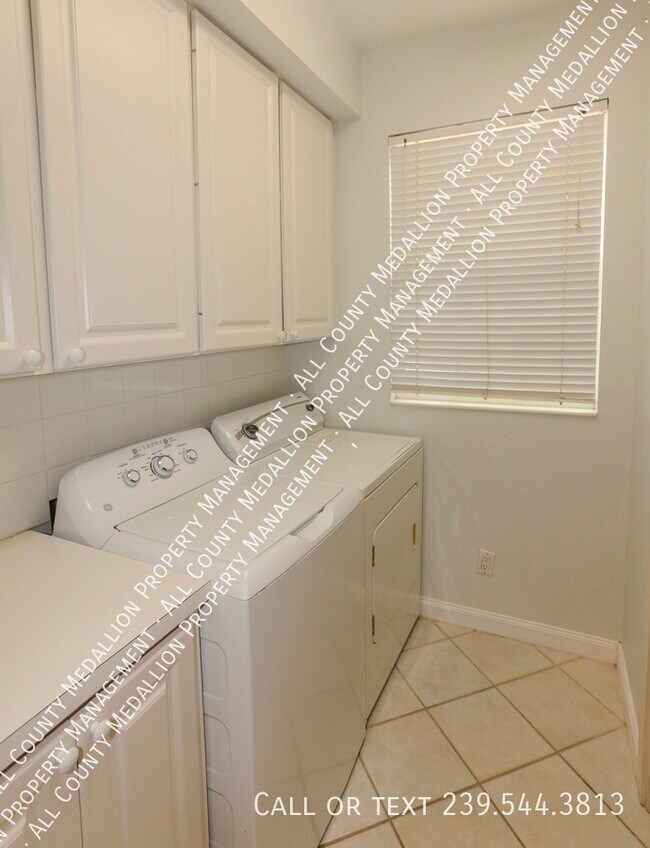 Building Photo - 5823 Cove Cir