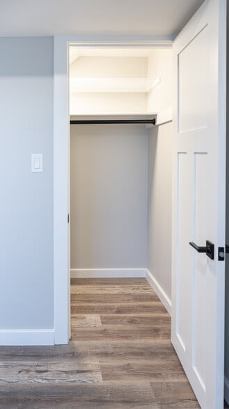 Building Photo - 3250 Midway Ave