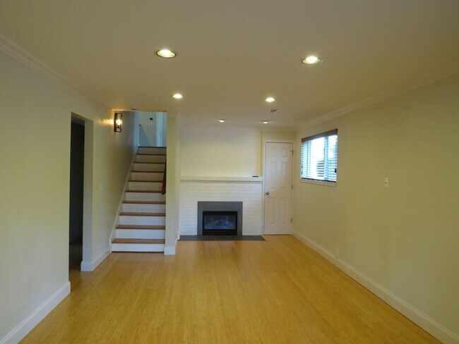 Building Photo - Bellevue Robinswood Mid Century 4bed/3bath Tri-Level $3800.00