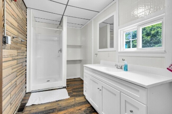 Building Photo - 413 Forest Ave