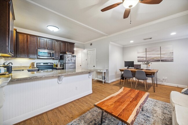 Building Photo - 611 E 20th St