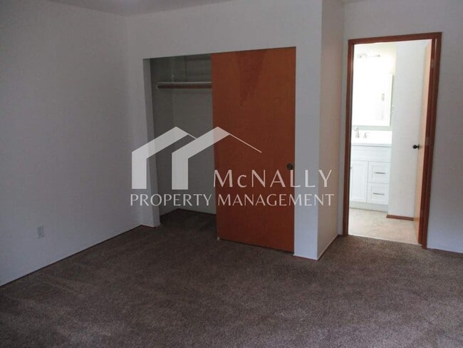 Building Photo - Charming 2 Bedroom 2 Bath Duplex