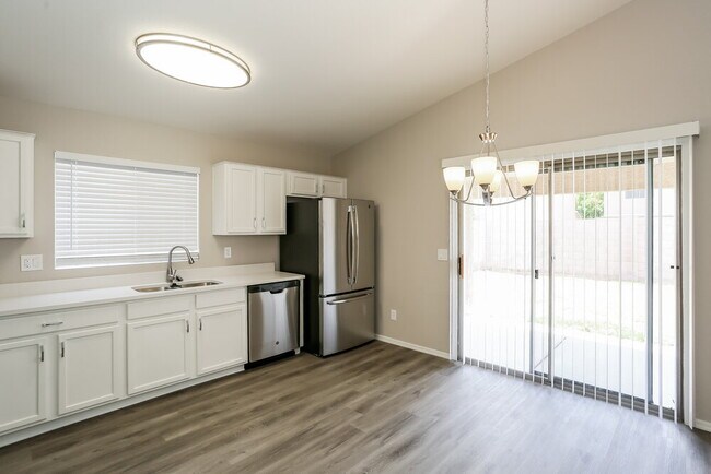 Building Photo - 10843 E Clovis Ave