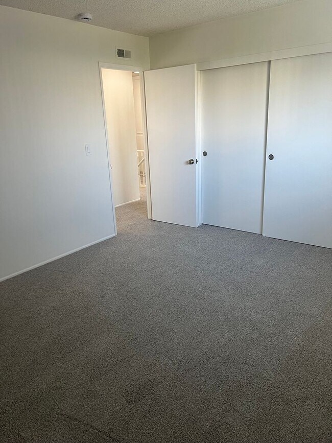 Building Photo - Moffett tract 5 bedroom home with pool in cul-de-sac