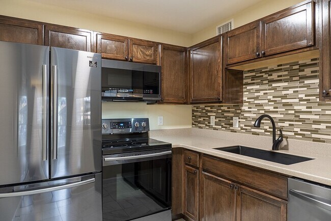 Building Photo - 1 bedroom 1 bath first floor condo unit | ...