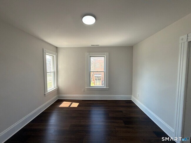 Building Photo - 316 W Main St