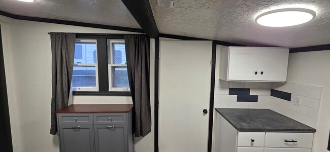 Building Photo - 221 Elm St