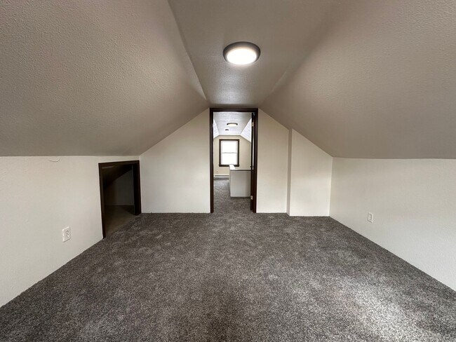 Building Photo - Recently Renovated 3 Bedroom 1 Bath Single Family Home!