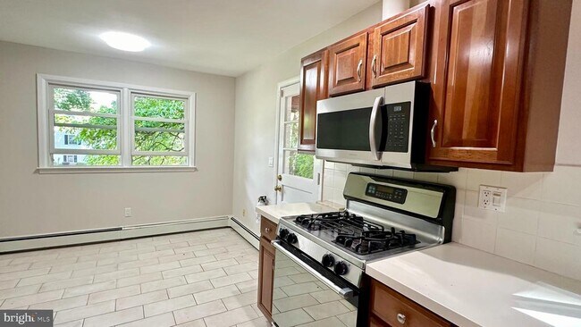 Building Photo - 396 Riverside Dr
