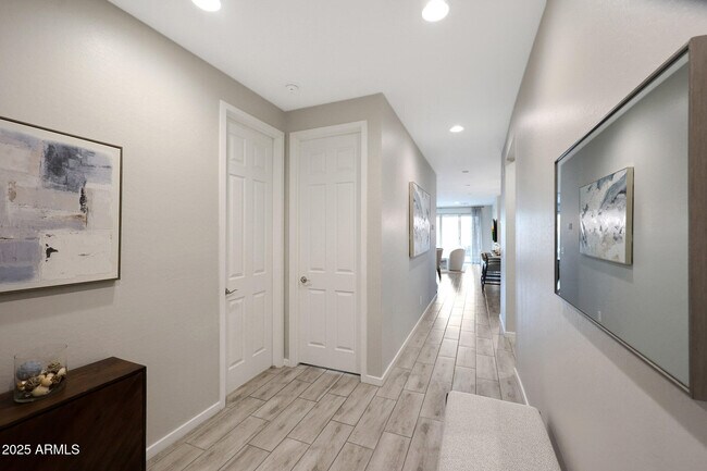Building Photo - 738 W Kingman Dr