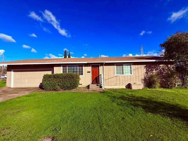 Primary Photo - Cozy 3-Bedroom 2-Bath Home Situated on a C...