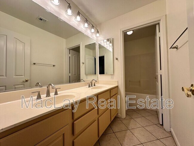 Building Photo - 1667 S Sycamore Pl