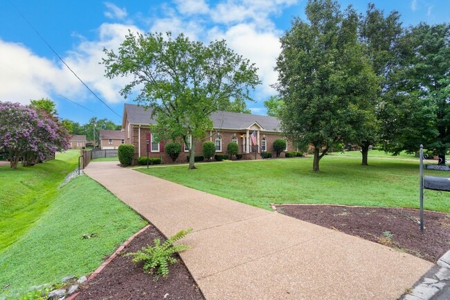 Building Photo - 105 Walnut Ct