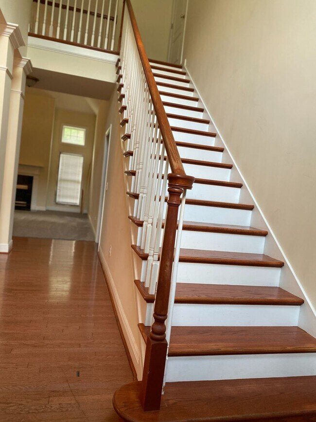 Building Photo - Large Home Settled on Culd-e-sac