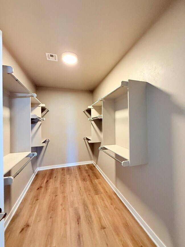 Building Photo - 621 Abadan Dr