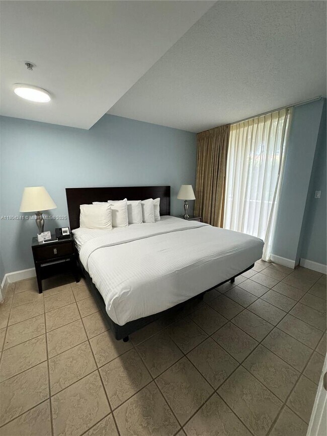 Building Photo - 2951 S Bayshore Dr