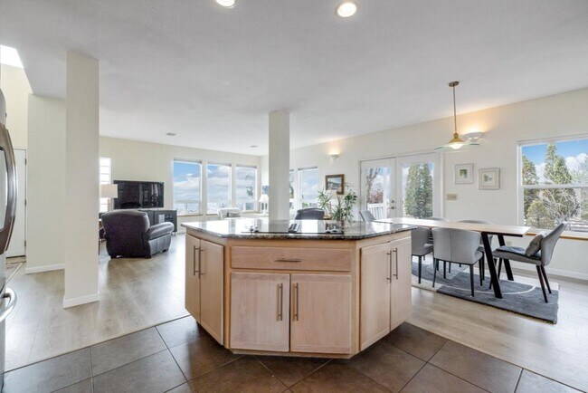 Building Photo - 5663 Basin View Dr