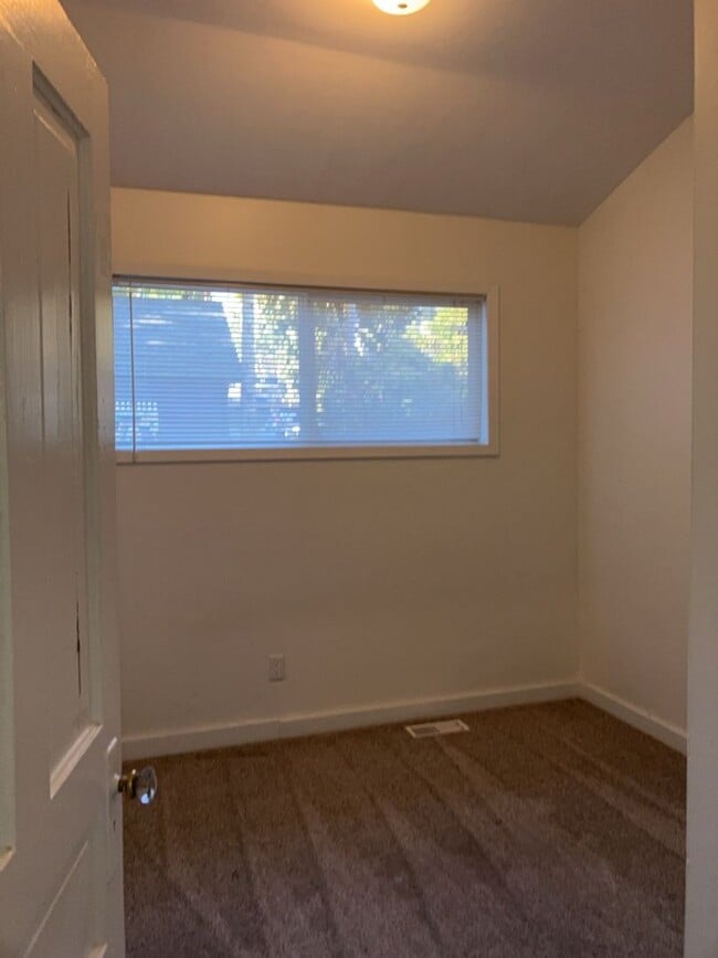 Building Photo - Pre-Lease Today, 5 Bedroom Home!