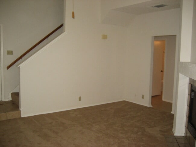 Building Photo - CUTE 3 BEDROOM IN NORTHSIDE ISD***GREAT FL...