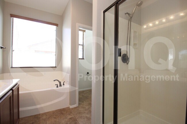 Building Photo - 4072 E Cherry Hills Dr