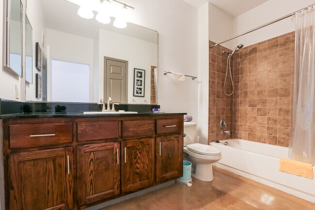 Building Photo - 910 W 25th St