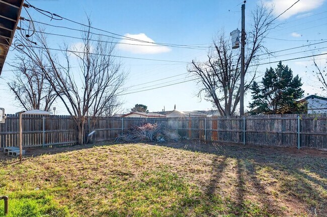 Building Photo - 2011 W 16th St