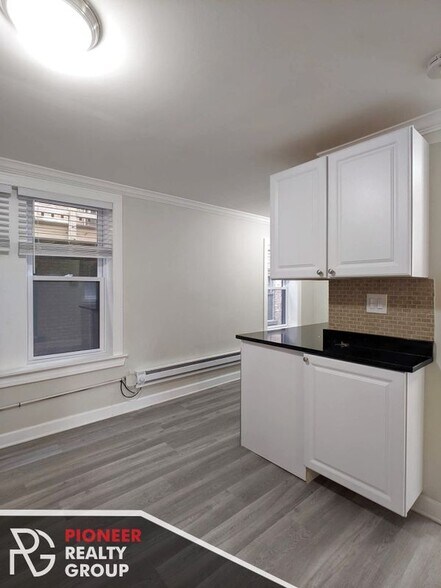 Building Photo - 839 W Cornelia Ave