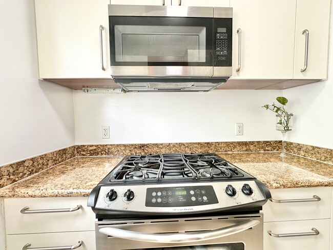 Building Photo - LARGE 1 BEDROOM FULLY FURNISHED IN WATERFR...