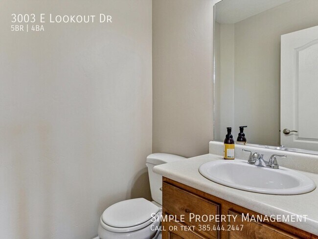 Building Photo - 3003 E Lookout Dr
