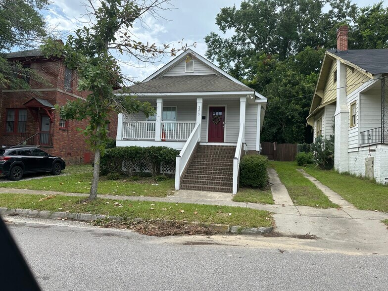 parking along side of house - 2215 Greene St