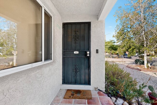 Building Photo - UPTOWN 2/bd 1/ba 1/cg 950/sf