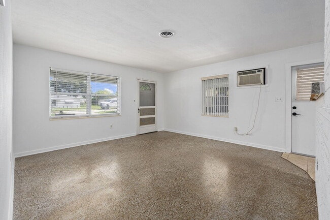 Building Photo - 1658 NE Sunview Terrace