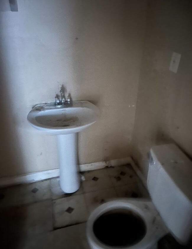 Building Photo - Handy Man Special! - $390 Month / $800 Down