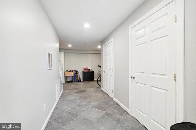 Building Photo - 327 E 9th Ave