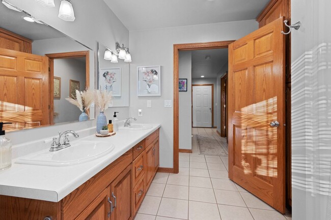 Building Photo - River Point Court Duplex