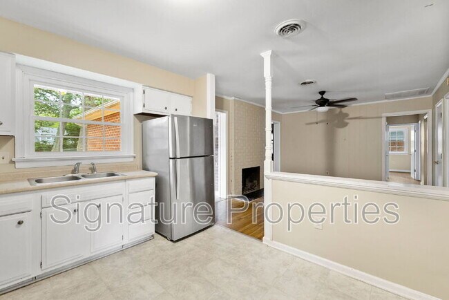 Building Photo - 1413 Robindale Rd