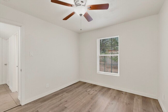 Building Photo - 1846 Henry Cir SW