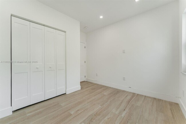 Building Photo - 3125 Paola Dr