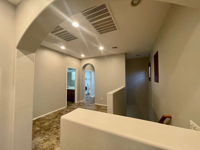 Building Photo - GREAT LOCATION!  Fabulous move-in ready 5 bed /3 bath home in south Tempe