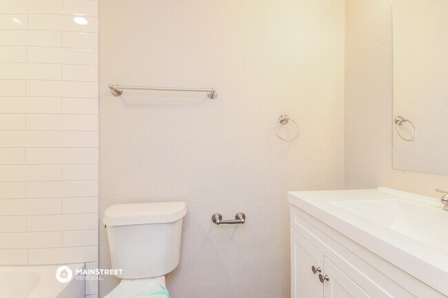 Building Photo - 6208 Los Altos Dr