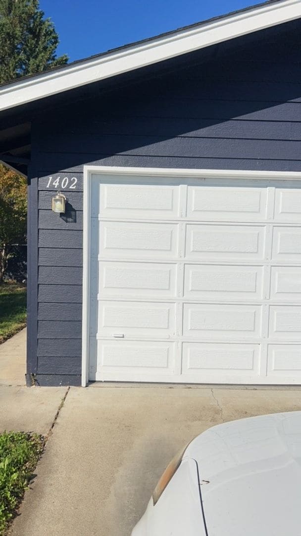 Primary Photo - 1400-1402 SW Kokanee Ln