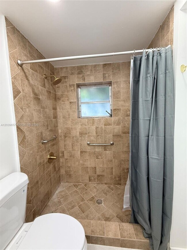 Building Photo - 561 W 39th St