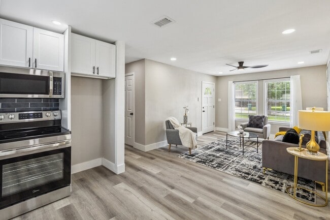 Building Photo - 1000 W Thomas Ave