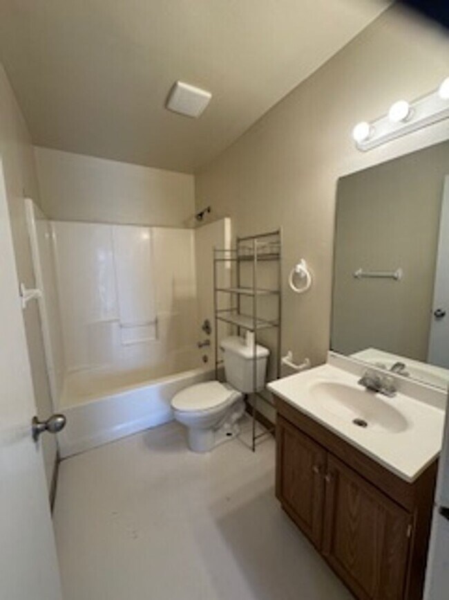 Building Photo - 2851 Highland Ave