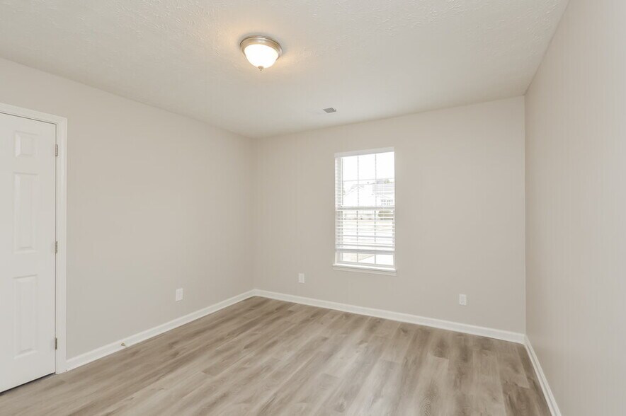 Building Photo - 1300 Mercury Dr SE
