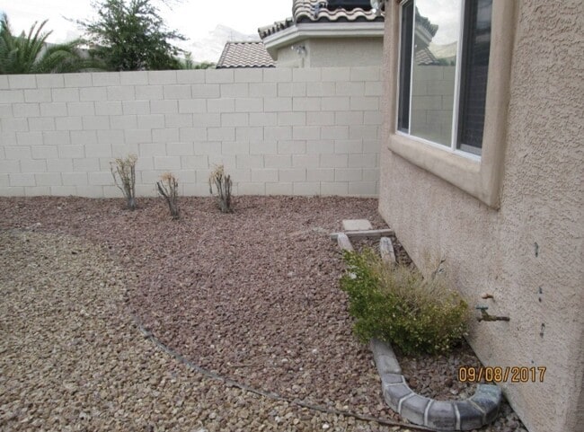 Building Photo - SUMMERLIN JEWEL! 4BD/2BA SINGLE STORY!