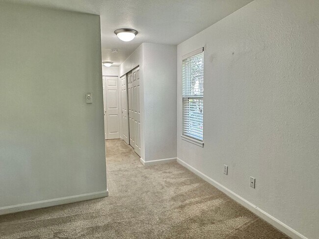 Building Photo - New Price! Convenient 1 bed condo is desir...
